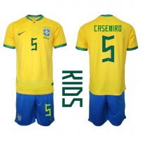 Fotballdrakt Barn Brasil Casemiro #5 Hjemmedraktsett VM 2022 Kortermet (+ Korte bukser)
